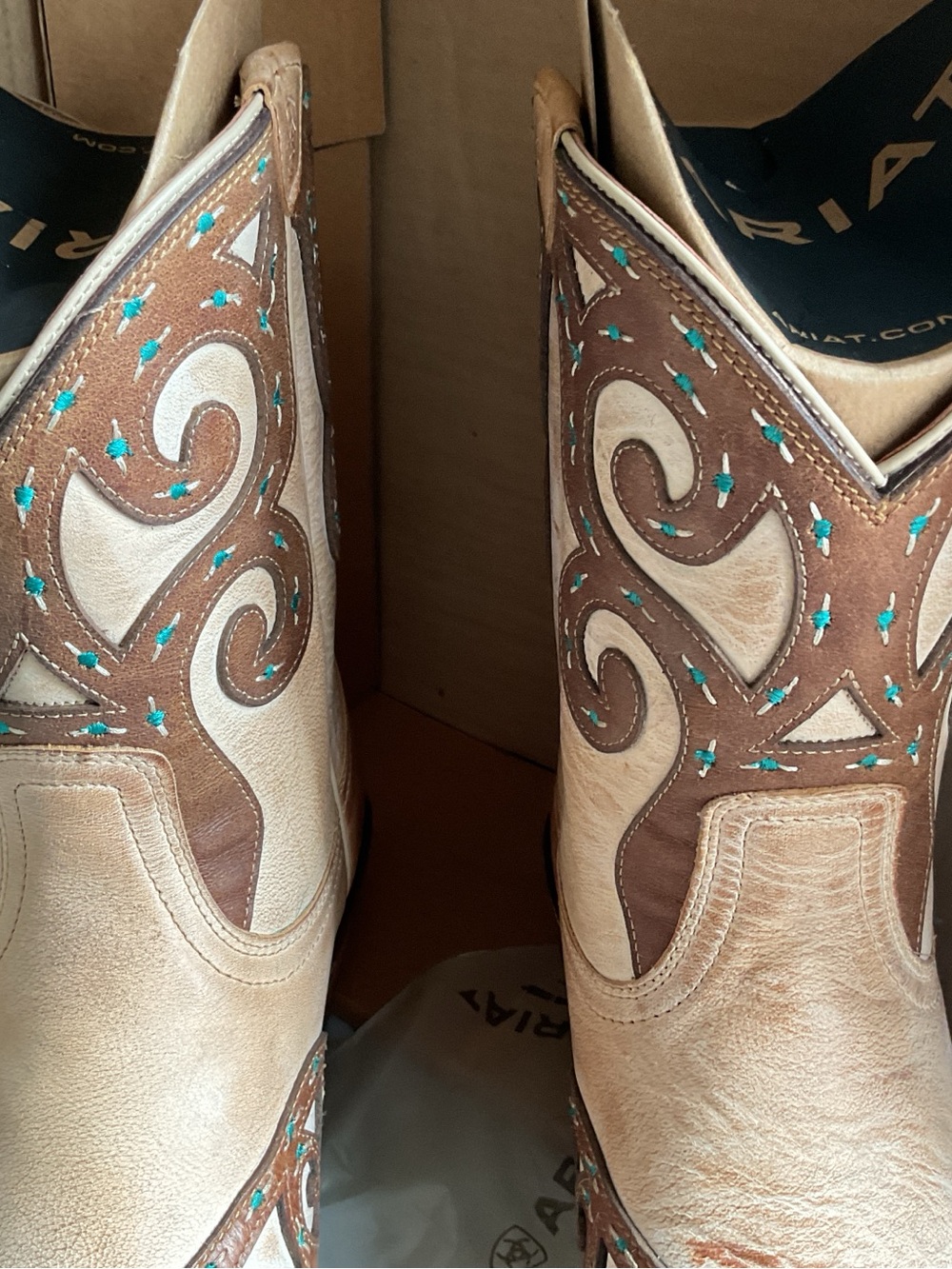 NWT in Original box Ariat RIO 2 Tone Tan Brown Layer Turquoise Western Embroidry - Picture 12 of 14